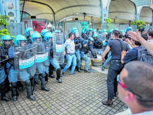 L’ira della polizia sui dem. "Appoggiano chi ci odia"