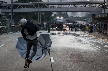 Hong Kong, i violenti scontri tra i manifestanti pro democrazia e le forze dell'ordine 4