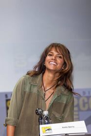 Halle Berry sexy in maxi t-shirt 33