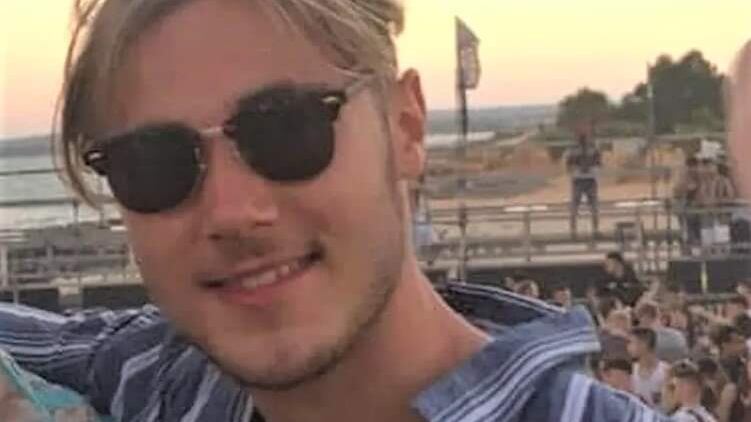 Si fa un selfie davanti all'elicottero: 22enne viene decapitato