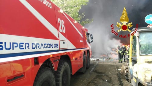 Pomezia, maxi incendio in deposito di plastica: popolazione evacuata 9