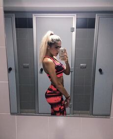 Roshelle, la cantante sexy che ha fatto impazzire Fedez 12