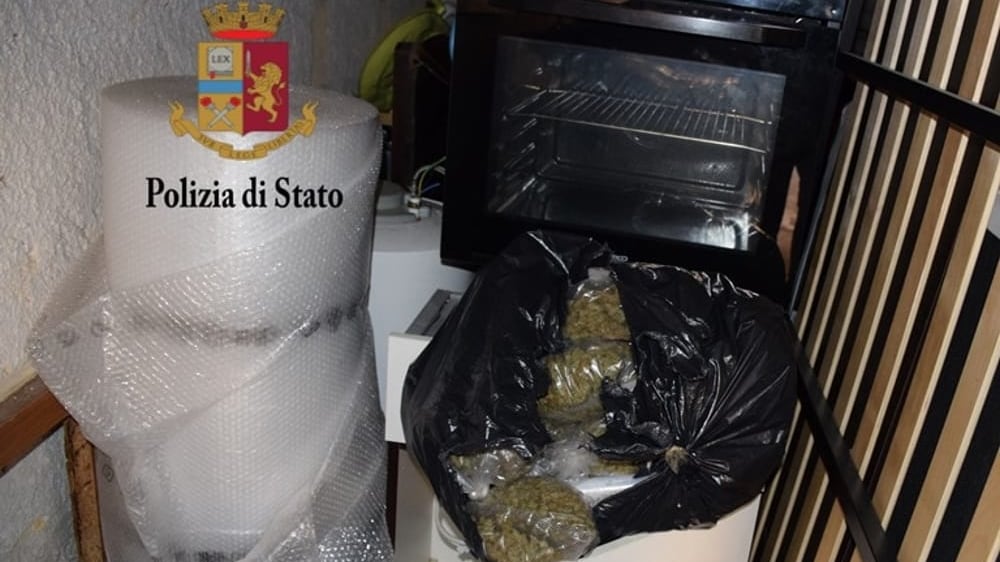 Nasconde un chilo e mezzo di marijuana nel box: 19enne in manette