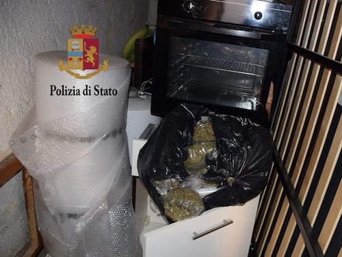Nasconde un chilo e mezzo di marijuana nel box: 19enne in manette