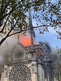 Notre Dame in fiamme: le foto del salvataggio 10