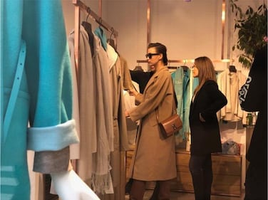 Milano Fashion Week 2019: Irina Shayk fa shopping nelle boutique di Milano 4