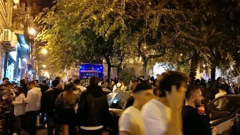 Napoli, nelle notti di piazza Bellini 4
