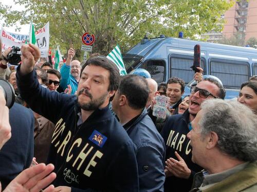 La sinistra denuncia Salvini: "Fa apologia del fascismo"