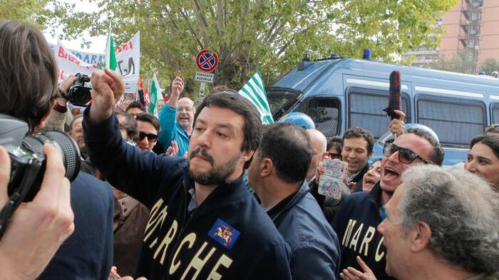 Se sei Salvini ti tirano le pietre E i voti crescono