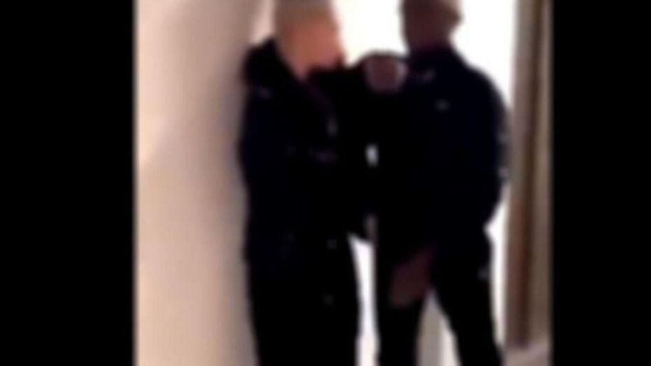 La stuprano inneggiando Allah. Poi postano il video dell'abuso sui social