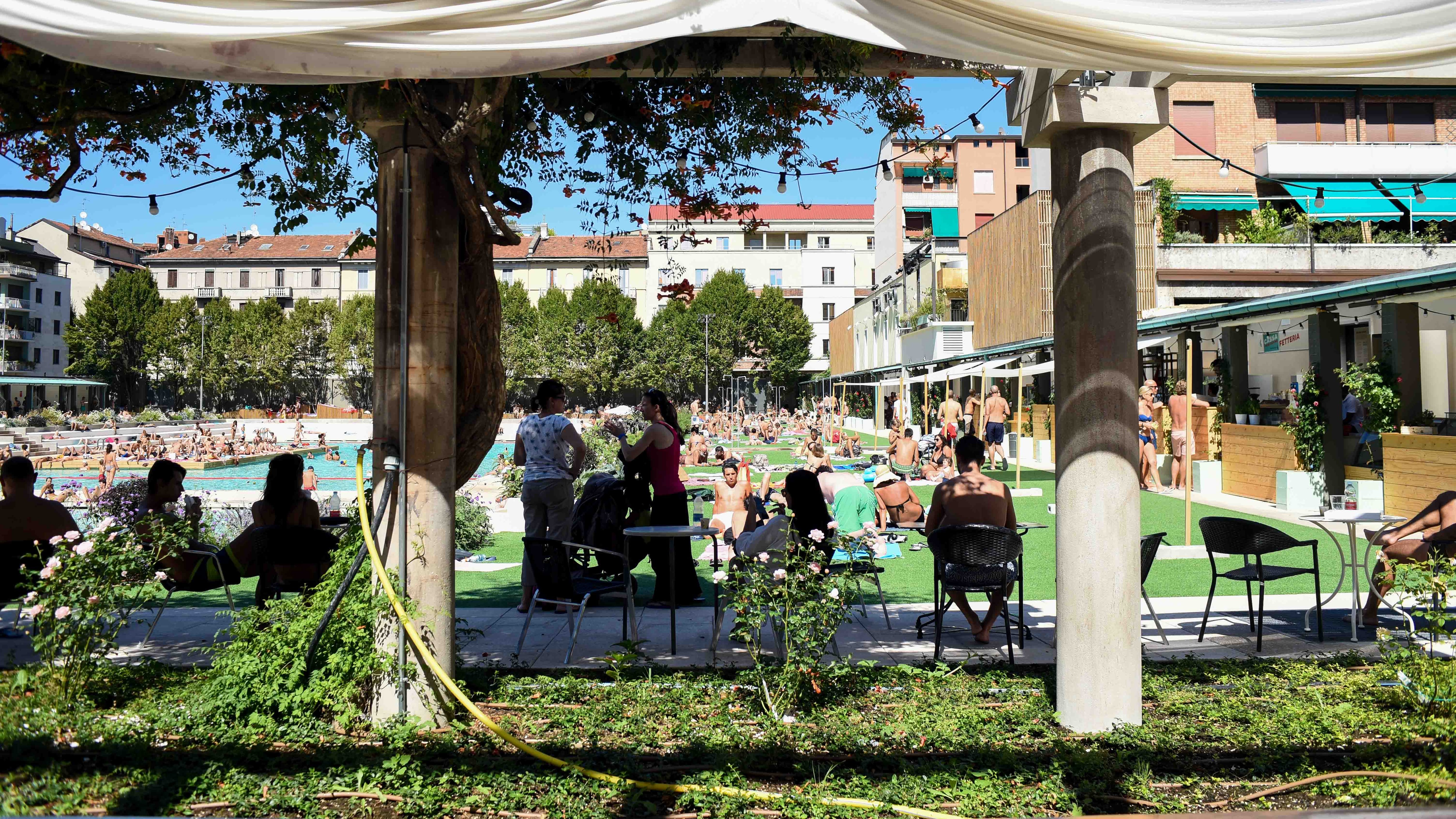 Aperitivi a bordo vasca: ecco i locali più chic per sorseggiare l'estate