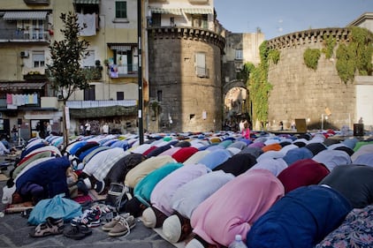 Napoli invasa: i musulmani festeggiano Allah 1