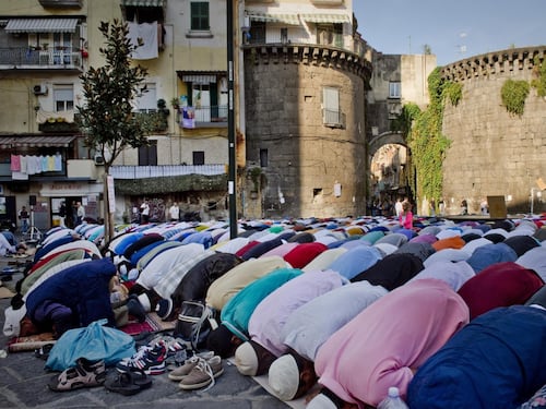 Napoli invasa: i musulmani festeggiano Allah