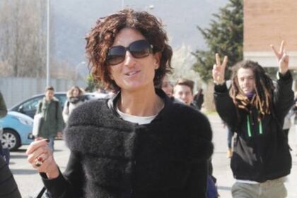 Agnese Renzi paparazzata a scuola e gli alunni fanno gesti alle sue spalle 6