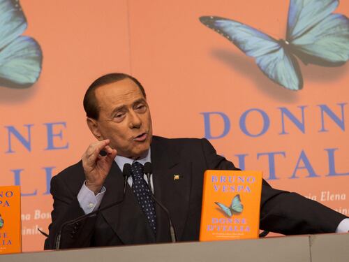 Berlusconi a cena con 200 ragazzi per celebrare i 22 anni in campo