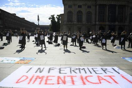 Torino, la protesta degli infermieri con striscione davanti alla Regione Piemonte. 8