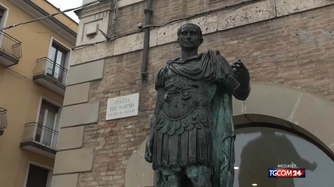 A Rimini l'ossessione antifascista travolge anche la statua di Giulio Cesare