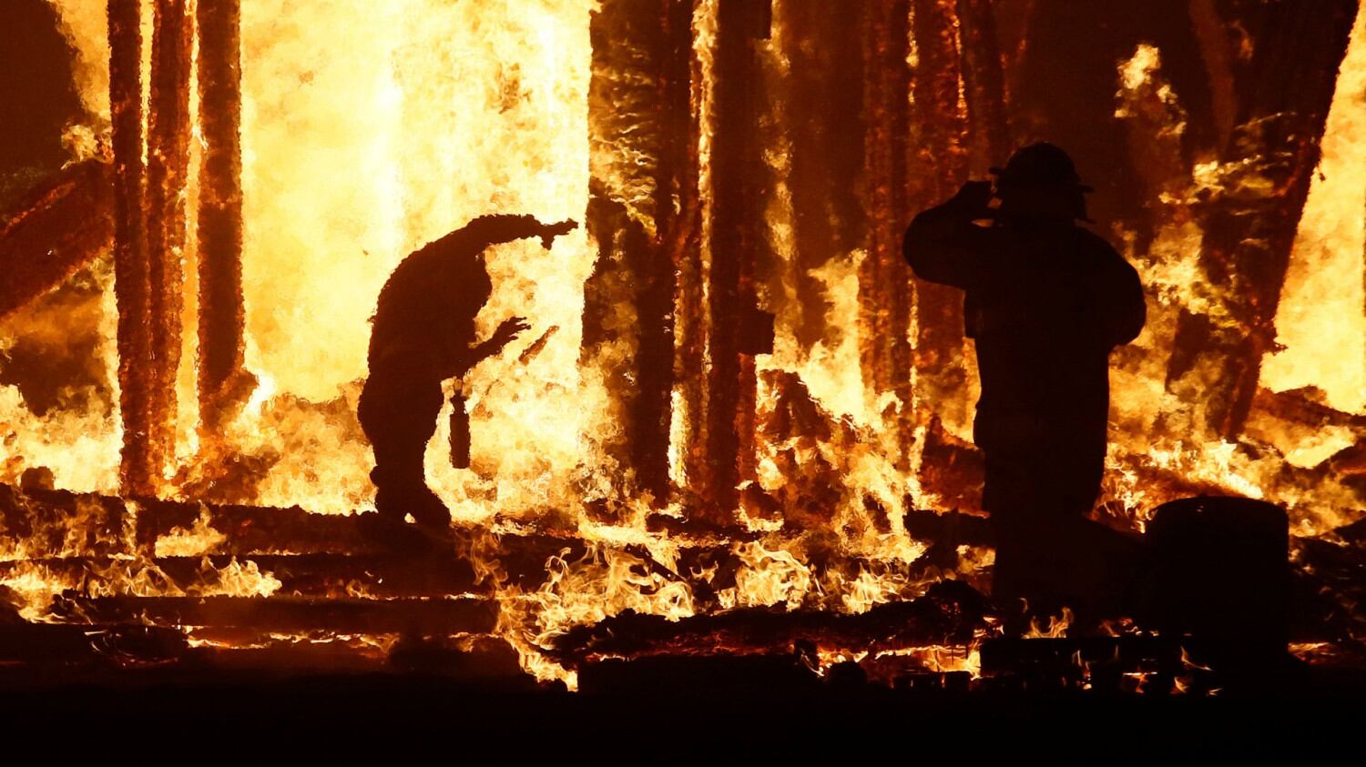 Uomo si getta in mezzo alle fiamme. Follia al Burning Man