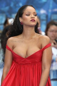 Rihanna, sexy scollatura sul red carpet 36