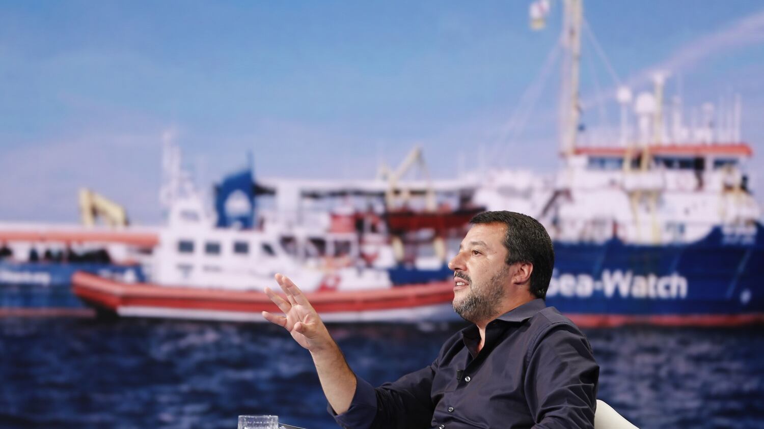 La lite con la Francia: "Basta insulti, aprite i porti"