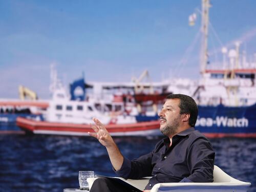 Sea Watch, Salvini: "Non sono naufraghi, ma soldi per armi e droga"