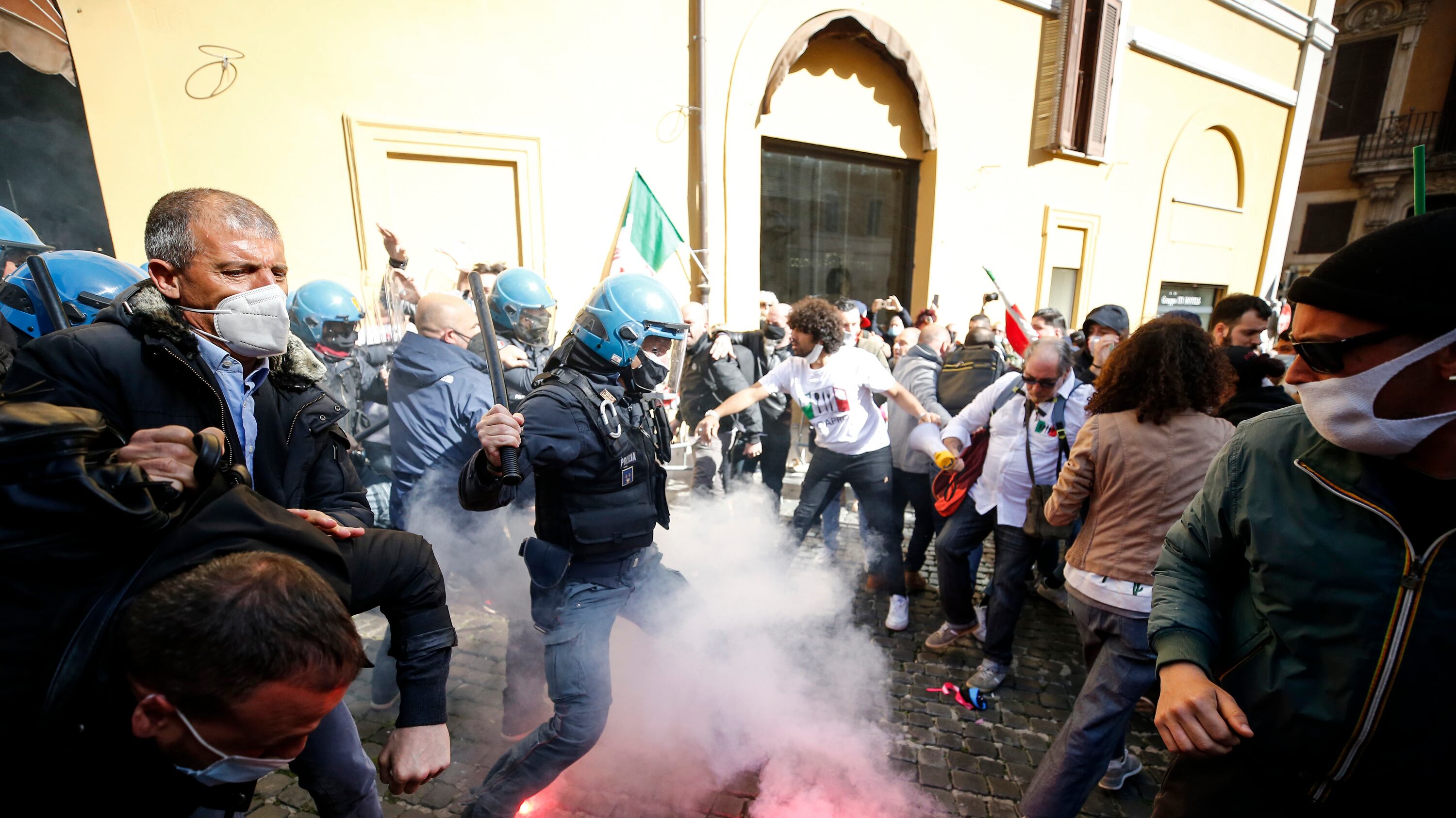 Scontri e bombe carta. La rivolta di "IoApro" in piazza