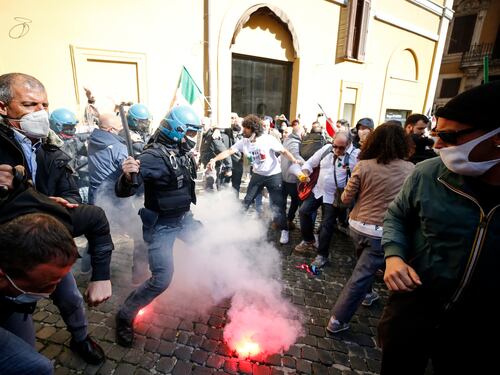 Scontri e bombe carta. La rivolta di "IoApro" in piazza
