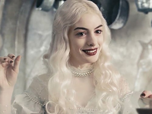 Anne Hathaway: "Recitare le favole di Lewis Carroll è un viaggio nella pazzia"