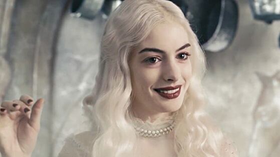 Anne Hathaway: "Recitare le favole di Lewis Carroll è un viaggio nella pazzia"