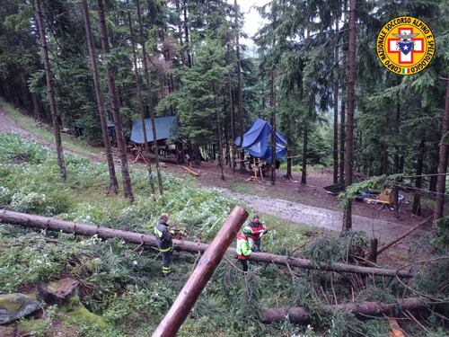Albero piomba su una tenda nella notte e uccide Chiara, guida scout sedicenne