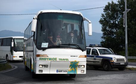 La polizia greca sgombera il campo profughi di Idomeni 8