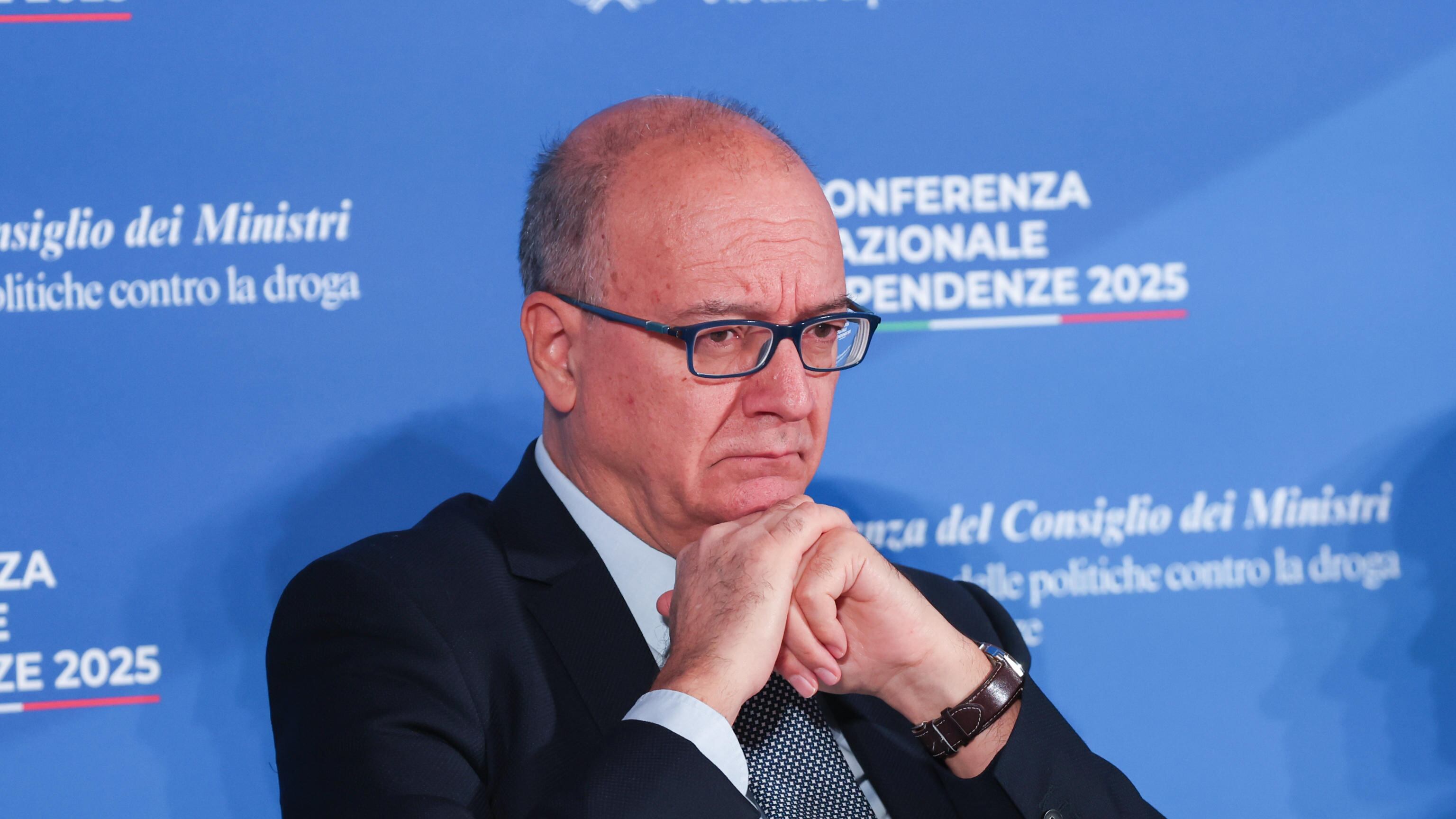 "Falsità sui femminicidi": Valditara difende il ddl del governo sostenuto dalla maggioranza. E alla Camera scoppia la bagarre