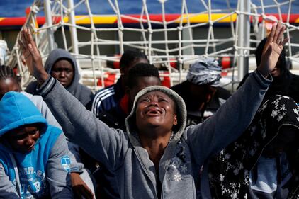 Migranti, il lavoro dei soccorritori nel Mediterraneo 19