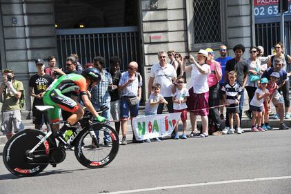 Ultima tappa del Giro d'Italia, i tifosi in attesa a Milano 2