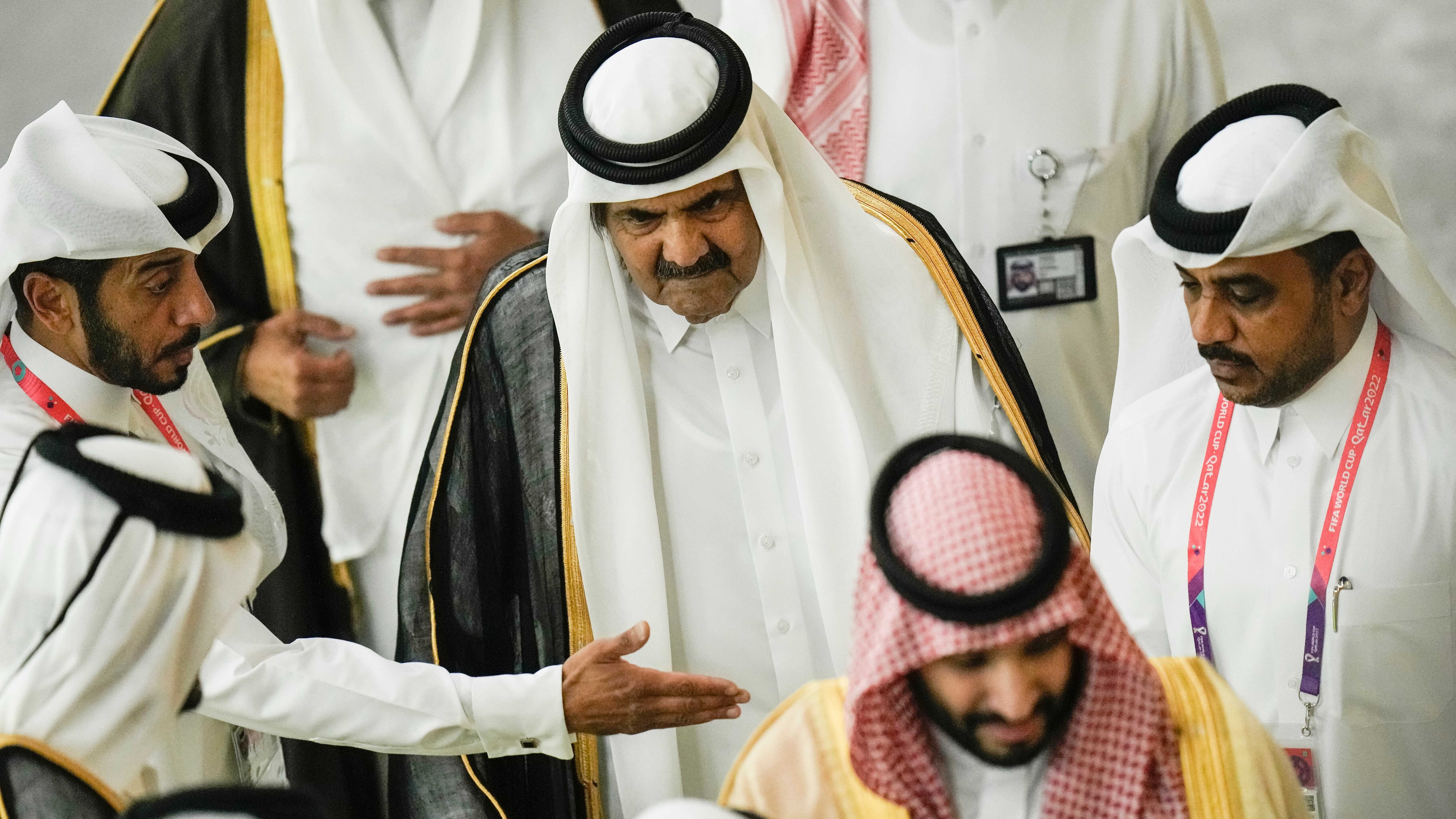 Al-Thani, l'emiro che "inventò" il Qatar (e conquistò Harrods, Psg e Costa Smeralda)