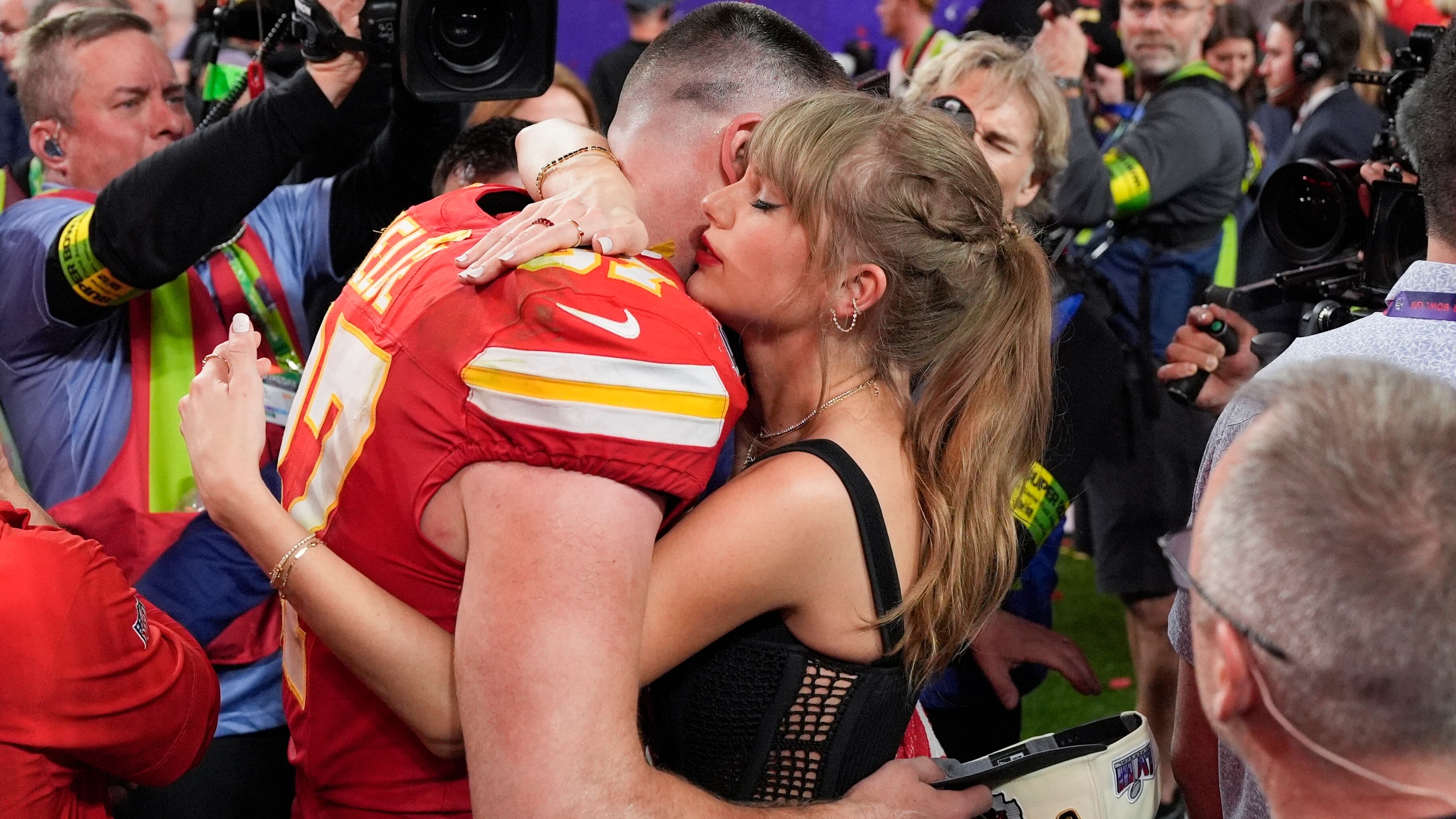 I fischi, il bacio e il palco da un milione di dollari: ecco il Super bowl di Taylor Swift