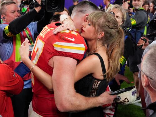 I fischi, il bacio e il palco da un milione di dollari: ecco il Super bowl di Taylor Swift