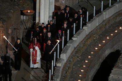 Papa Leone XIV porta la croce alla via Crucis. Guarda le foto 4