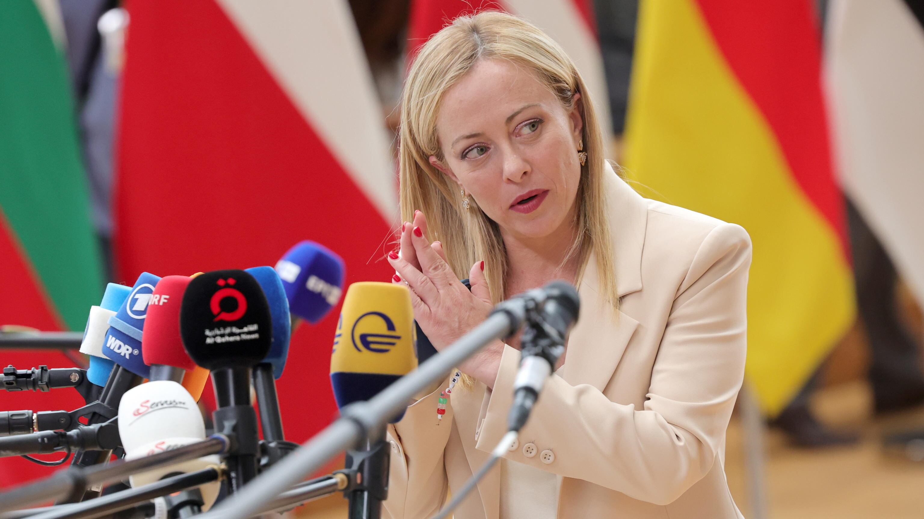 Migranti, l'Ue si divide. Meloni media, non basta: il no di Polonia-Ungheria agita la destra europea. Ok all'intesa con Tunisi
