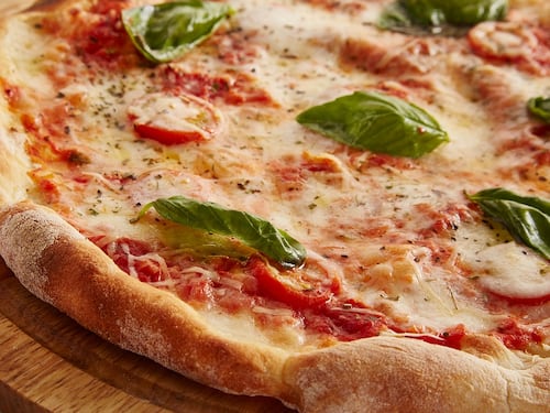 La pizzeria lo licenzia e lui si vendica ordinando una pizza da 8 metri