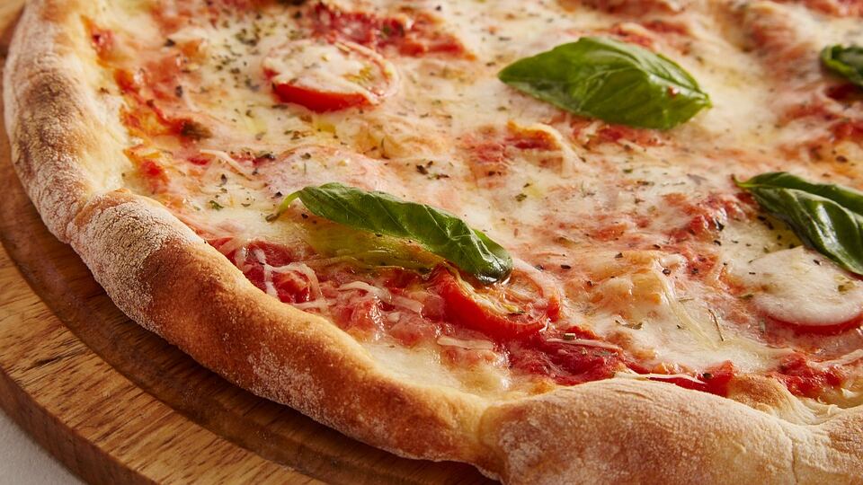 La pizzeria lo licenzia e lui si vendica ordinando una pizza da 8 metri