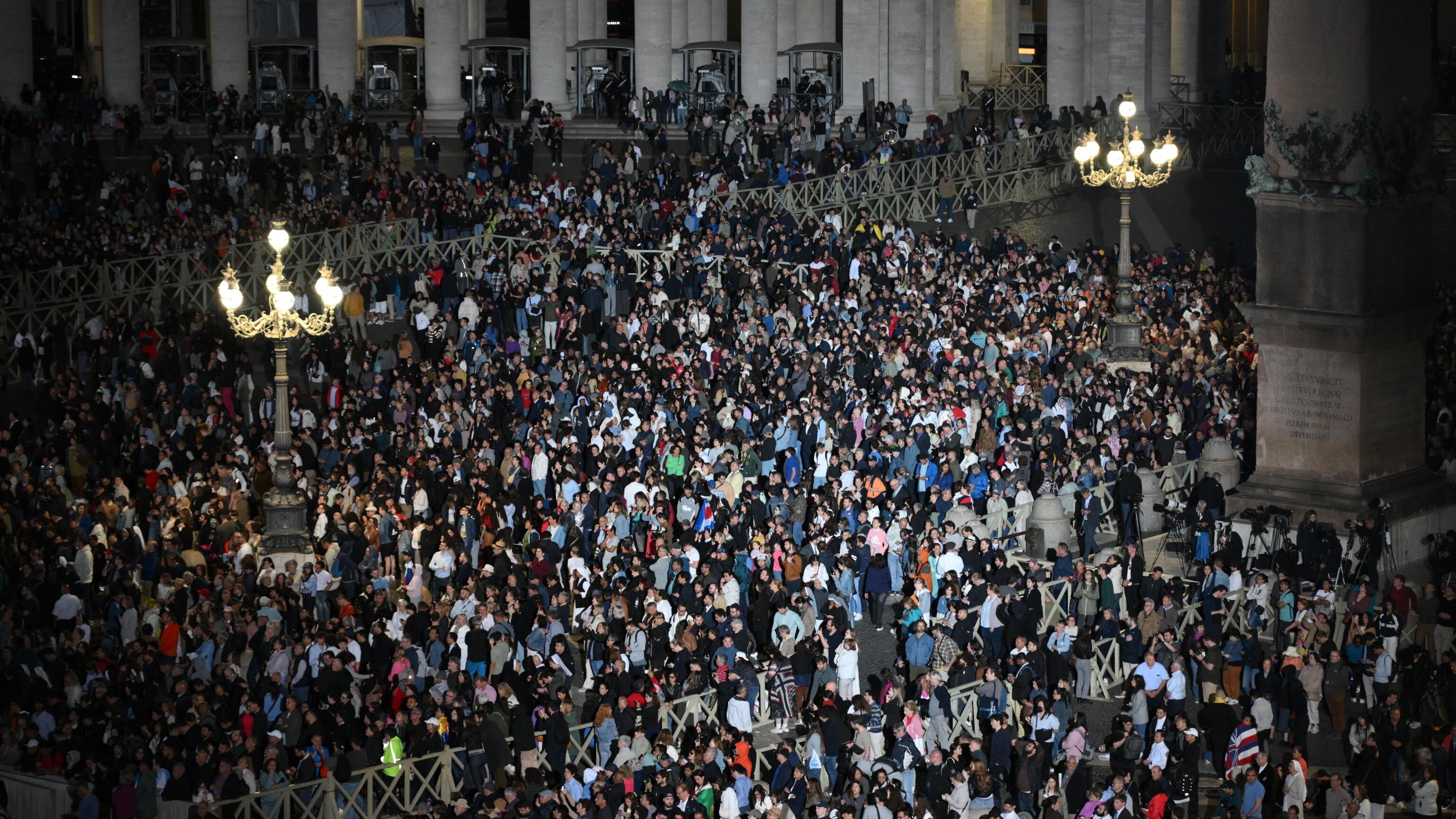 In piazza San Pietro occhi sul comignolo. I 45mila in attesa tra tifo e speranze