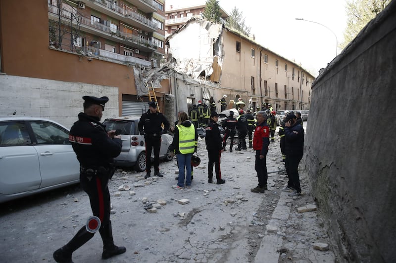 La palazzinana di due piani crollata a Roma: vigili del fuoco lavorano tra le macerie 5