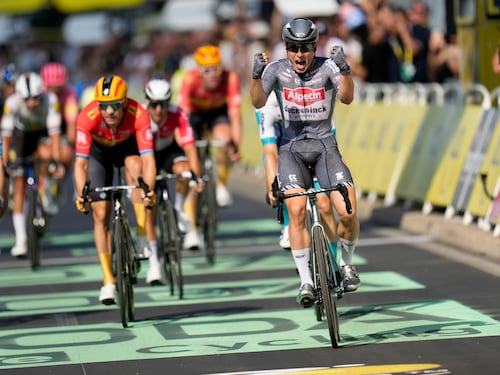 Tour, nella volata di Nimes domina Philipsen: Girmay a terra, Pogacar in giallo