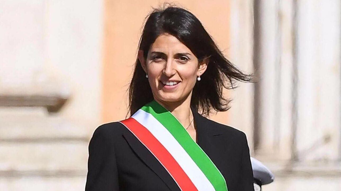 Roma, il M5s impone ai vigili di essere "cortesi" sui social ma scorda Di Maio