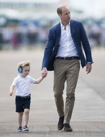 Che capricci, principe George! Tutte le foto alla base militare della Raf e dello "scivolone" sexy di Kate 25
