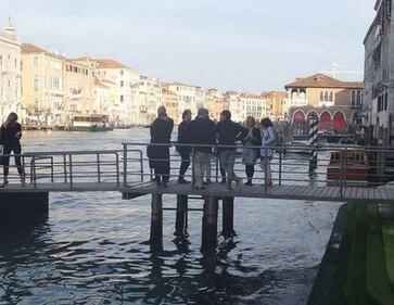 Venezia, cede il ponte: 12 vip in acqua 5