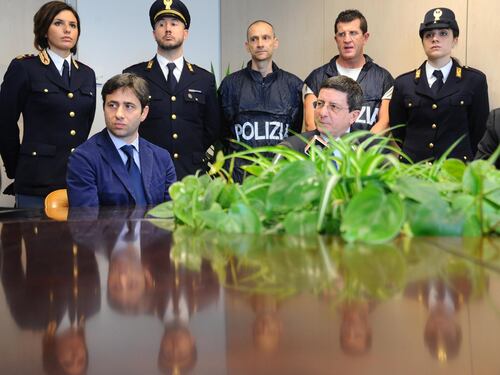 La polizia ispeziona il fosso dove è stato trovato il cadavere della ex modella