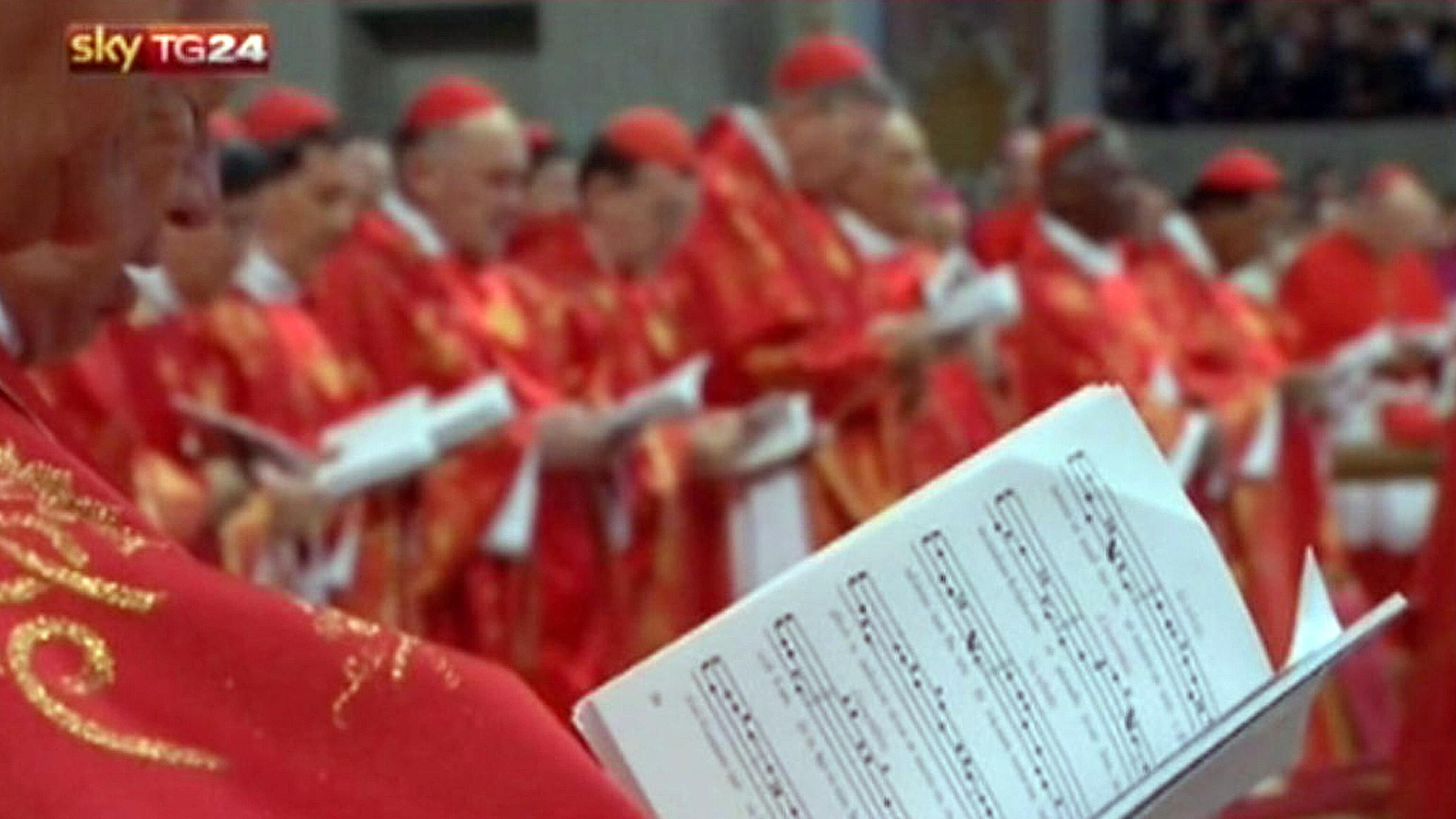 I cardinali si riuniscono per scegliere il nuovo Papa