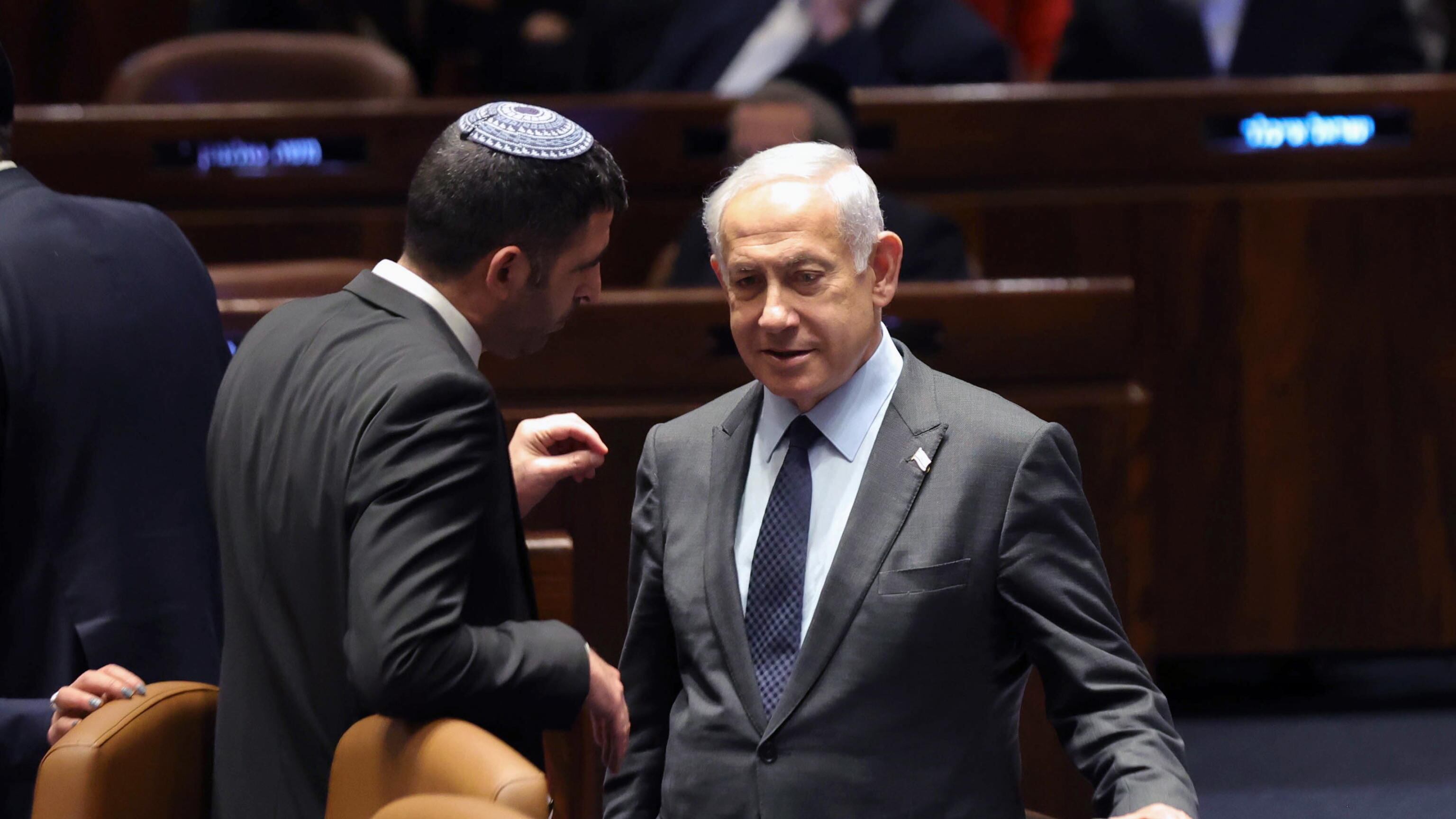 La crisi di Netanyahu tra guerra e ostaggi: il leader ormai solo accusa il suo esercito (e poi chiede scusa)
